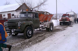 Негода в Україні: більше 60 населених пунктів сидять без світла