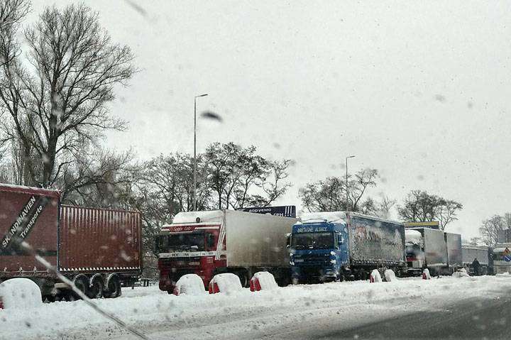 Сніговий полон: на під’їздах до Києва обмежено рух фур