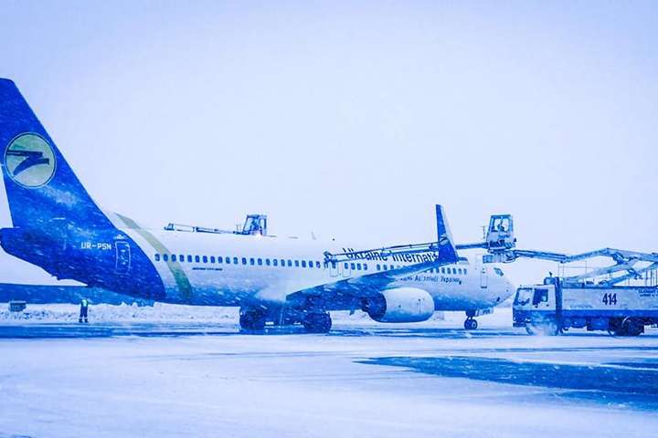 Через снігопад «Бориспіль» скасував прийом низки рейсів
