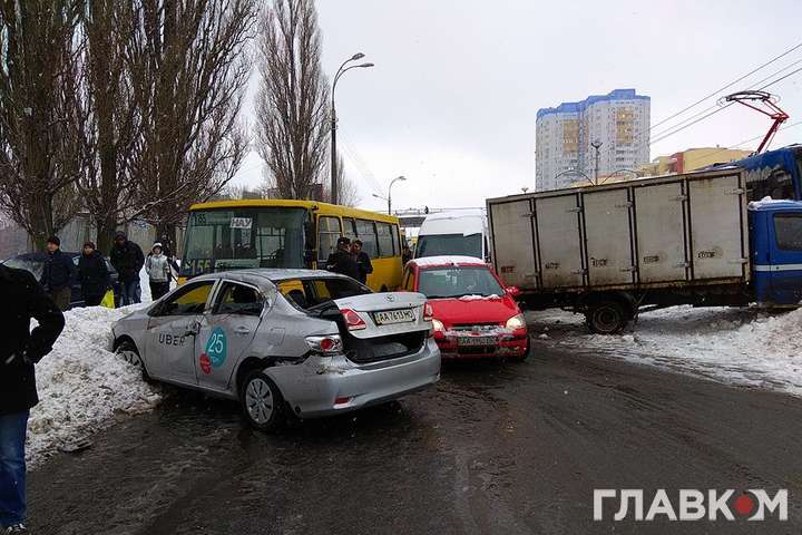 Масштабна ДТП у Києві: «Газель» перекрила трамвайну лінію