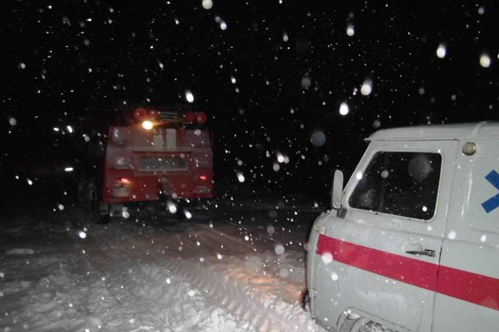 На Київщині рятувальники тричі витягували карети «швидкої» зі снігових пасток