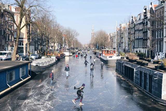 В Амстердамі замерзли канали: люди поодягали ковзани і катаються