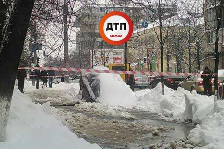 Труби втомилися: у Києві автомобіль наполовину провалився під землю