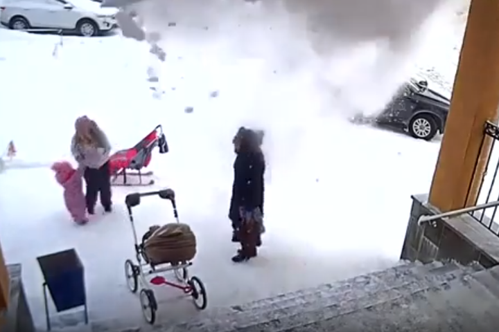 Півторарічна дівчинка у Росії відвела свою маму від даху за секунду до обвалення снігу