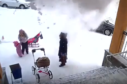 Півторарічна дівчинка у Росії відвела свою маму від даху за секунду до обвалення снігу