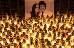  Свічки біля портрета вбитих у Словаччині журналіста Яна Куцяка та його подруги Мартіни Кушнірової 