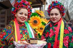 Поросячі перегони, танці та вино. Фоторепортаж з дня народження Одещини