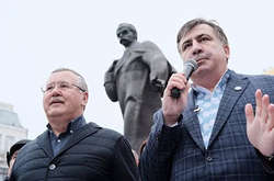 Партії Саакашвілі й Гриценка обіцяють покарати тих, хто зніс намети