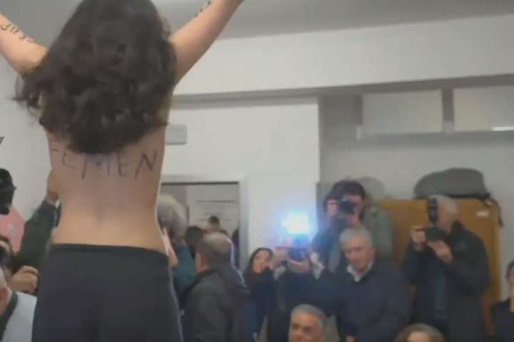 Femen в Італії влаштували акцію на дільниці, де голосував Берлусконі
