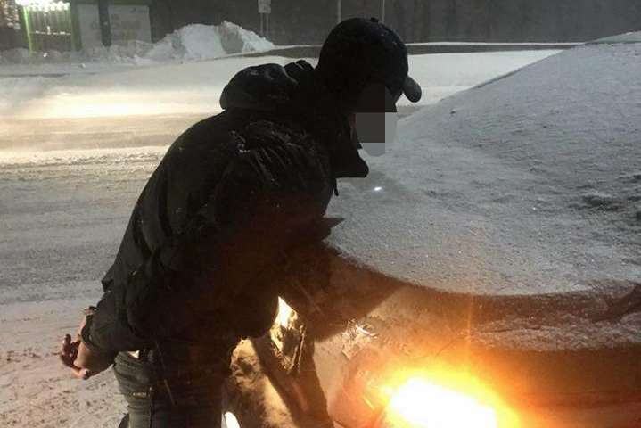 Київські патрульні затримали чоловіка, який підрізав таксиста і викрав авто