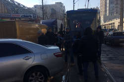 Пасажири трамвая носили «героя парковки» на руках