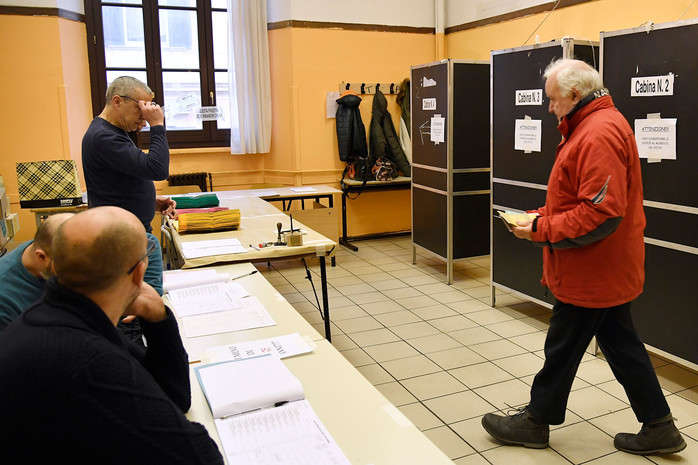 В Італії на виборчих дільницях утворилися великі черги