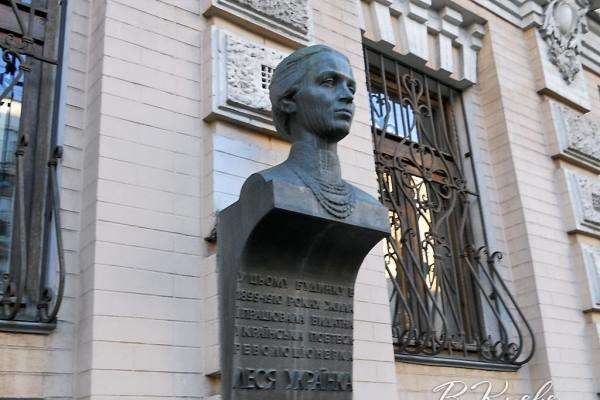 У Києві викрали бюст Лесі Українки з фасаду музею поетеси