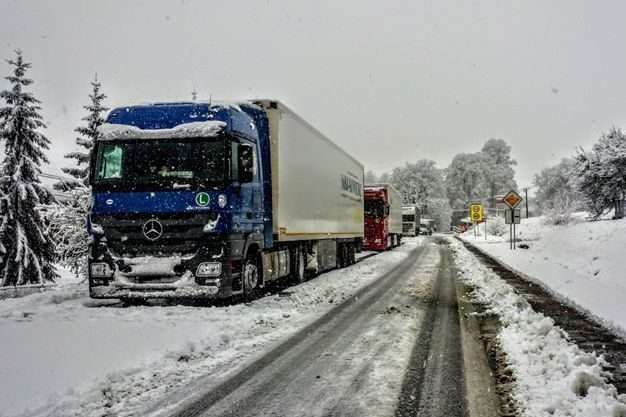 У РФ заявили про черги вантажівок на в’їзд до України через сніг