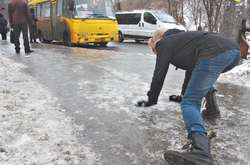 На столичних дорогах ожеледиця: поради водіям і пішоходам