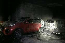 У столичному підземному паркінгу згоріли автівки