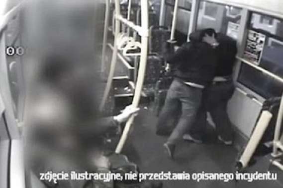 У польському трамваї невідомі побили українця через національність