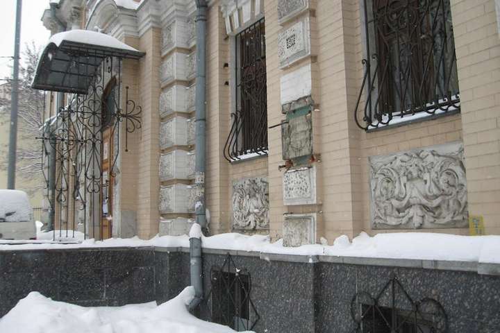 В Киеве вандалы украли бюст Леси Украинки (фото)