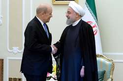 Президент Ірану Хасан Руані потискає руку міністру закордонних справ Франції Жан-Іву Ле Дріану в Тегерані, Іран, 5 березня 2018 року