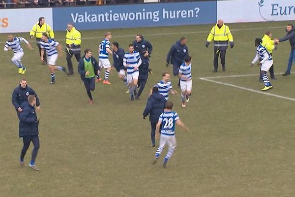 У Нідерландах фанати напали на гравців своєї команди після поразки (відео)