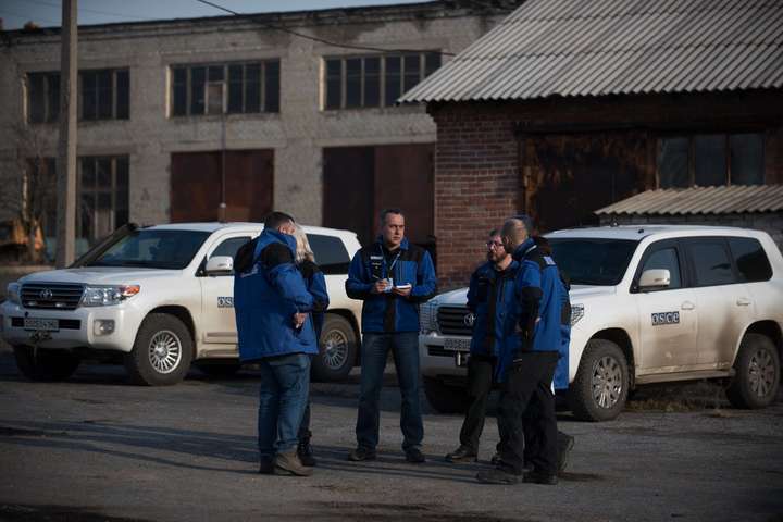 Бойовик на Донбасі погрожував патрулю ОБСЄ автоматом