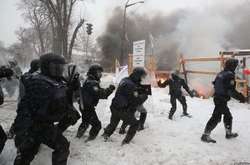  Силовики біля наметового містечка під Верховною Радою, 3 березня 