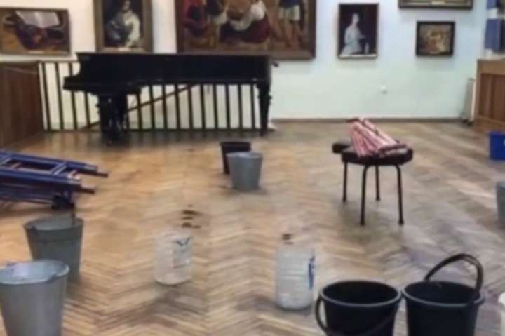 Скандал в Одесі. Поки блокується призначення директора музею, вода знищує експонати