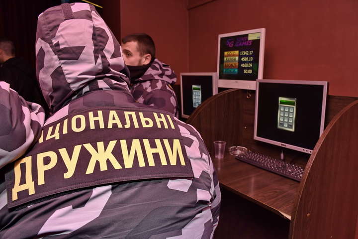 Незаконні у Києві «нацдружинники» заблокували гральний заклад (відео)