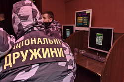 Незаконні у Києві «нацдружинники» заблокували гральний заклад (відео)