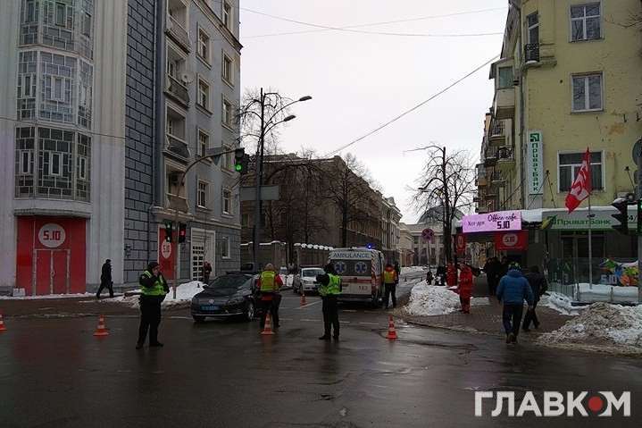 Автомобиль из кортежа Порошенко сбил в Киеве старика (фото)