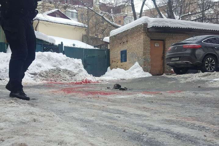 За підозрою у вбивстві чоловіка в центрі Києва розшукуються двоє (фото)