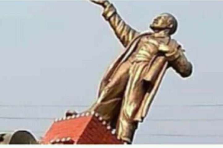 В Індії звалили «золотого» Леніна 