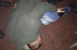 Поліцейському довелося стріляти в нападника