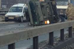  Автомобіль &laquo;Кугуар&raquo; перекинувся на шляхопроводі Нивки 