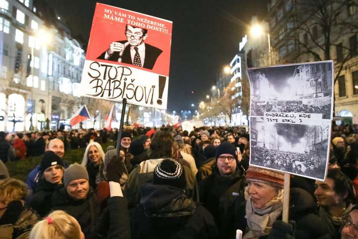 Тисячі чехів вийшли на вулиці вимагати звільнити прокремлівського чиновника