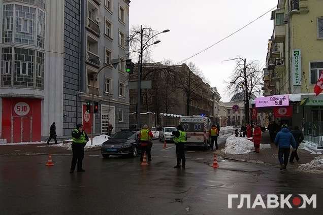 ДТП у центрі Києва за участю поліцейського автомобіля: чоловіку надають медичну допомогу