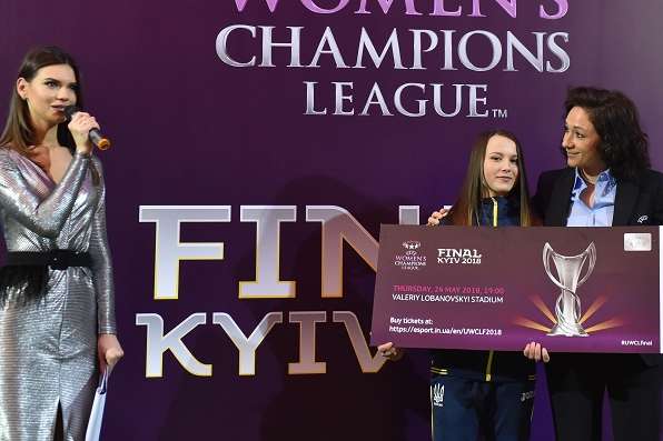 У Києві представили м'яч фіналу жіночої Ліги чемпіонів (фото)