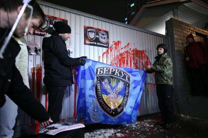 Активісти «Автомайдану» приїхали до бази колишнього «Беркуту» 