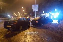 В Киеве из-за гололеда столкнулись семь авто (фото)