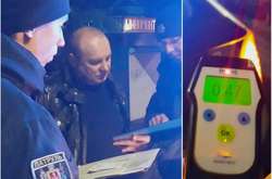 Вінницькі патрульні складають протокол на поліцейського з Шаргорода. Підозрюють, що він їхав п’яний