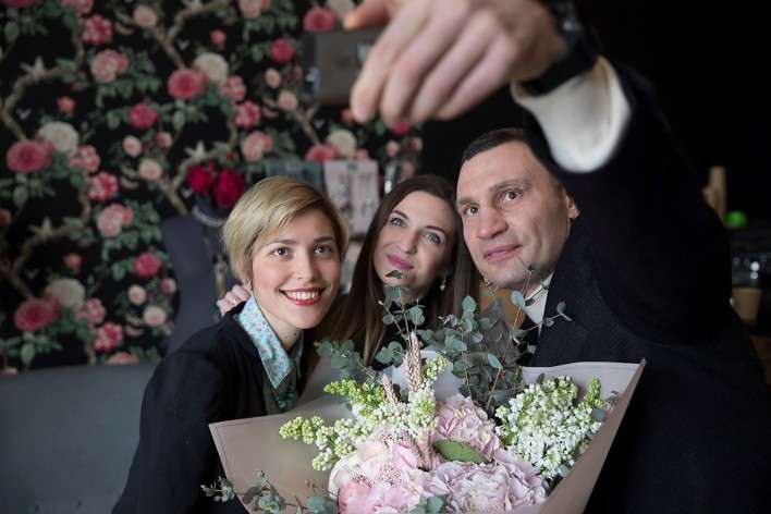 Кличко завітав до квіткового магазину і привітав жінок зі святом (відео)