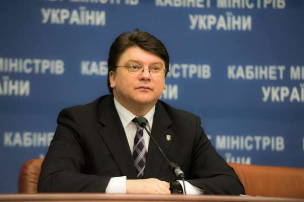 Міністра спорту Жданова і його першого заступника Гоцула звинуватили у корупції
