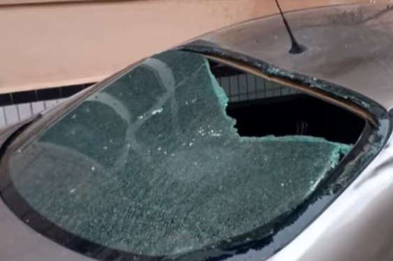 В Черновцах неизвестный забросал льдом припаркованные авто 