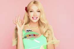 Оля Полякова сняла свою маму в новом клипе