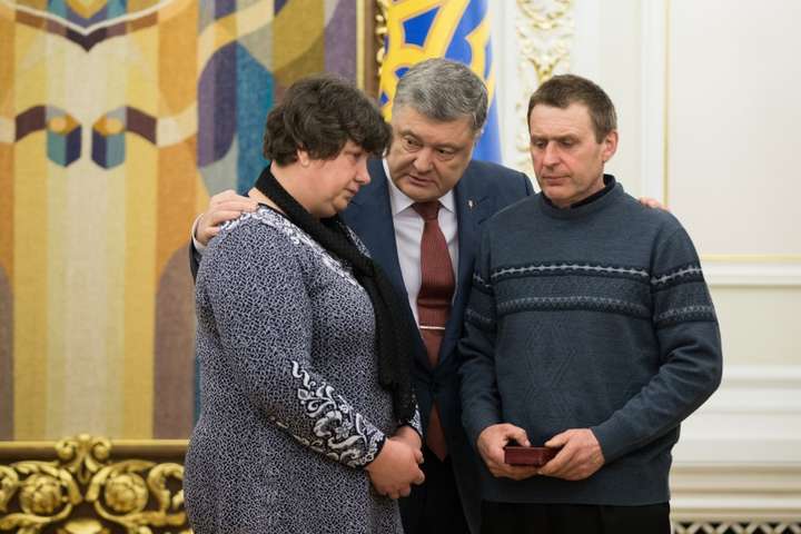 Порошенко нагородив медсестру Сабіну Галицьку орденом «За мужність» посмертно