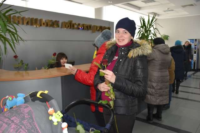 У Вінницькій міськраді вітали жінок квітами (фото)
