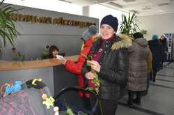 У Вінницькій міськраді вітали жінок квітами (фото)