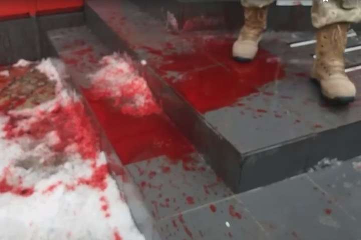 Активісти залили «кров'ю» вінницькій офіс БПП