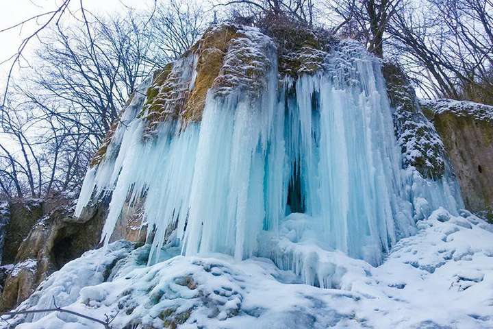 Фантастичне видовище: як виглядає замерзлий водоспад на Дністрі