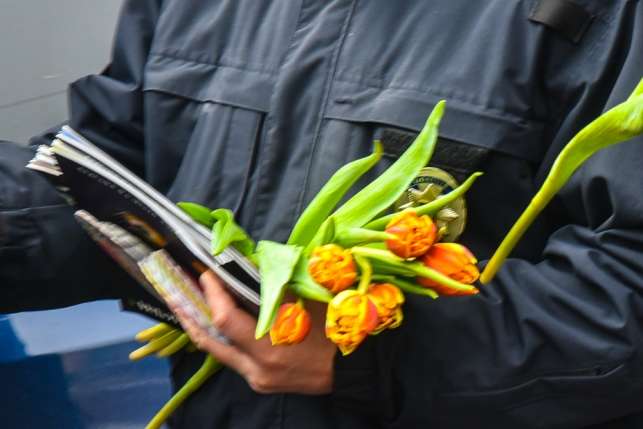 Одеські поліцейські роздавали жінкам квіти